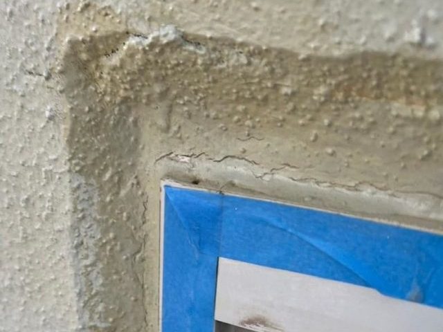 明石市でプライマー塗布しているサッシ周囲